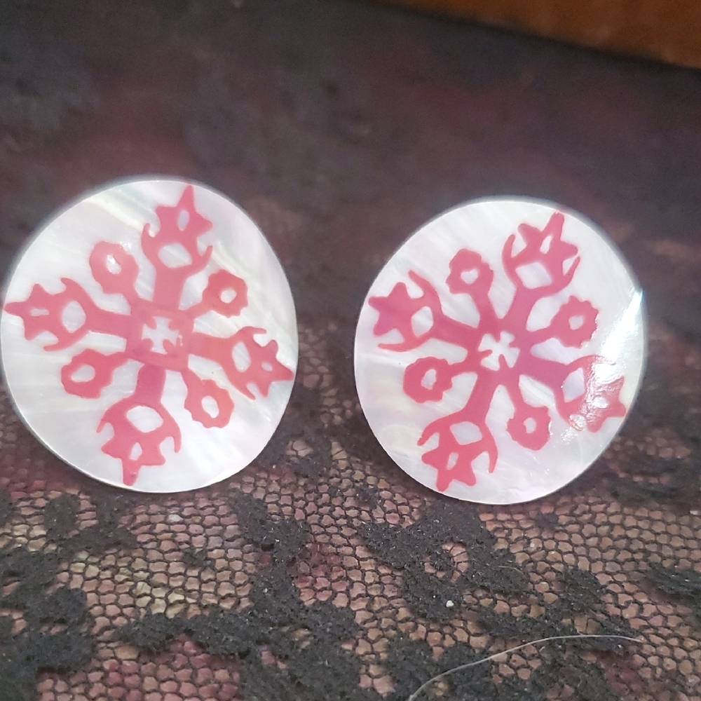 Mother Of Pearl Earrings With Haindpainted Hawaian Quilt Design DD